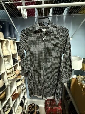 UNTUCKit Men’s Black Button-Down Shirt with White Geo Print